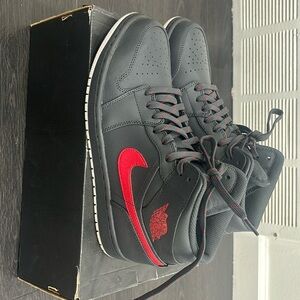 ANTHRACITE GYM RED JORDAN 1 MID
